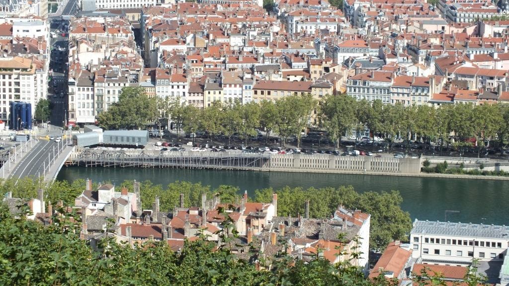 Lyon von oben, im Vordergrund sieht man die Dächer der Renaissance Häuser in der Altstadt
