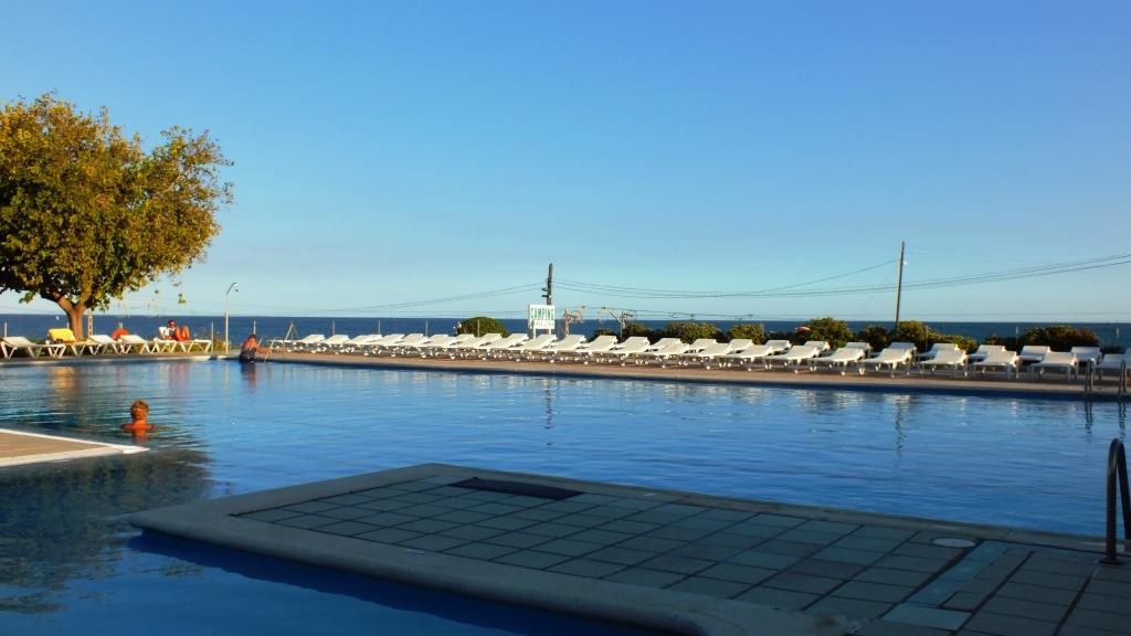 Der Swimmingpool mit Blick aufs Mittelmeer