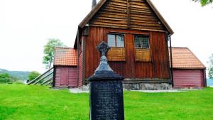 Ein uralter Grabstein aus Metall vor der Kirche